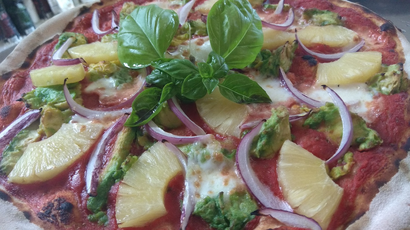 Pizza Con Pomodoro Avocado Ananas Cipolla E Mozzarella Silvio Cicchi