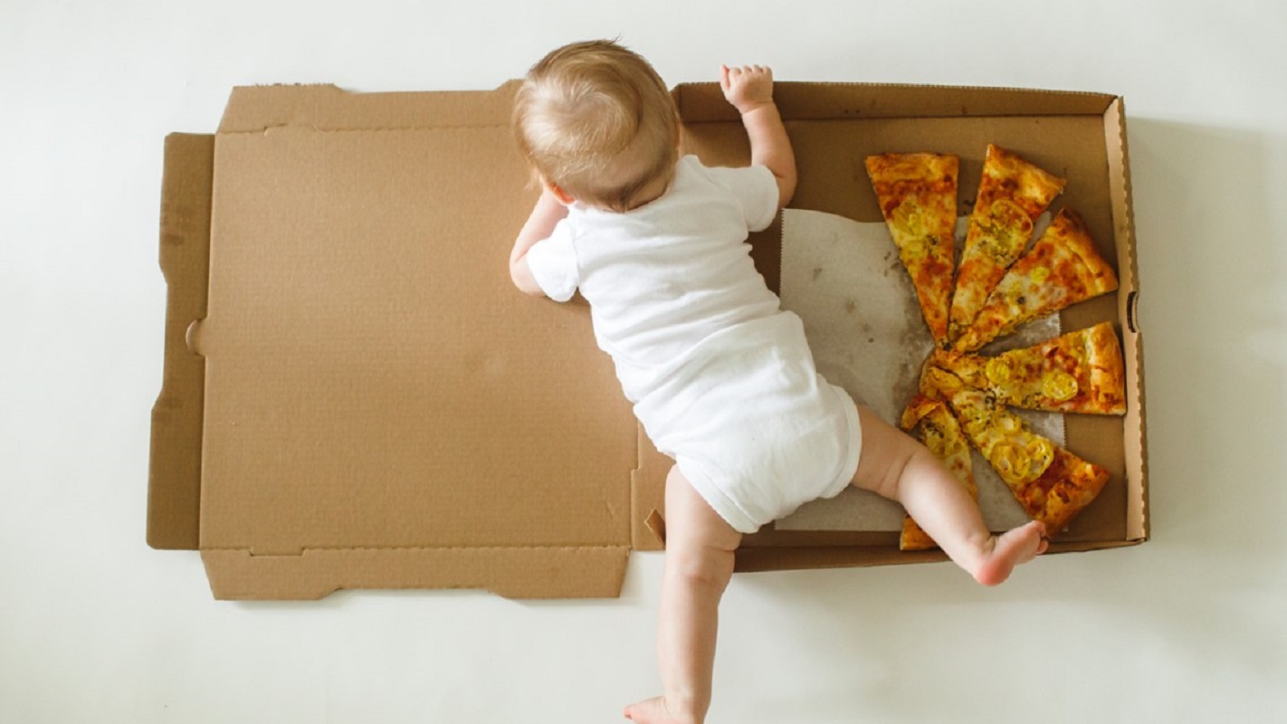 Фотосессия ребенка до года с пиццей